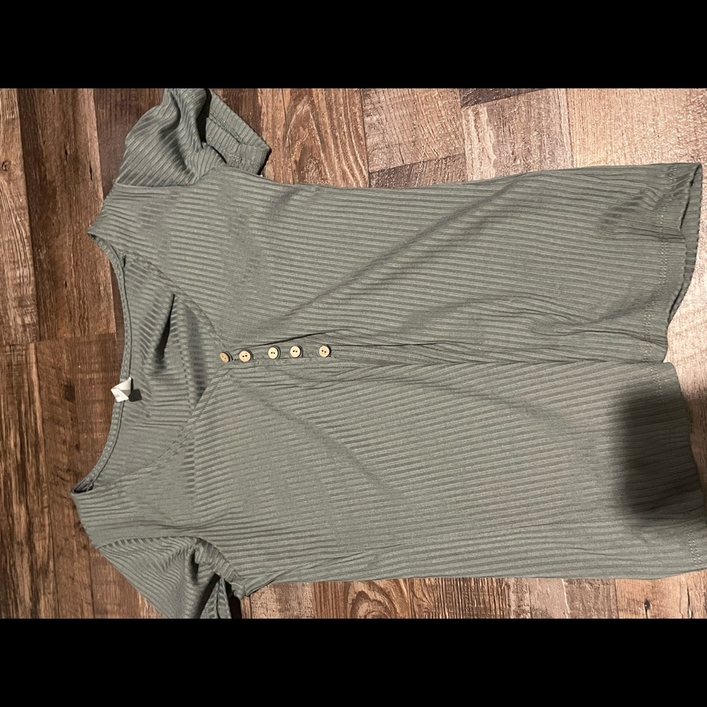 V neck buttoned green top